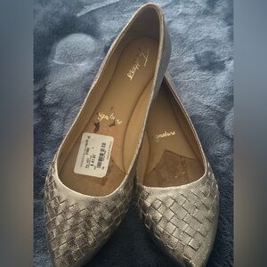 Trotters Signature Women's Silver Flats•NWT